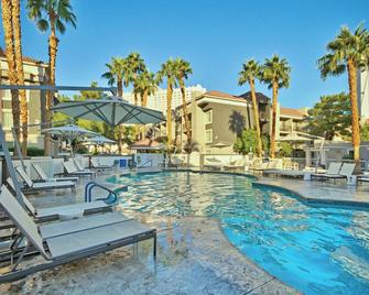 Cozy Suite Near Vegas Strip w/ Private Balcony, Free WiFi & Full Kitchen - Paradise