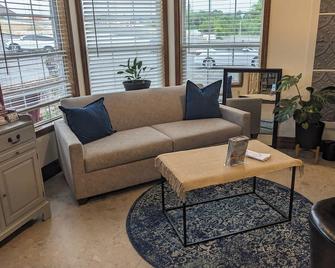 Dutton Inn - Branson - Living room