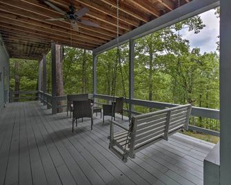 Decks w/ Views: 'casa Azul' on Cortez Golf Course - Hot Springs Village - Balcón