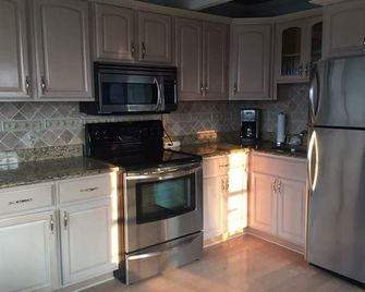 Weekly Rental - 1 Bedroom apt, 2 blocks from beach with pool in Ortley Beach - Lavallette - Kitchen