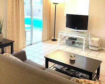 Relaxing 3 Bedroom, 2 Bathrooms. Large backyard, pool, jacuzzi + 2 patios, grill - Los Angeles - Living room