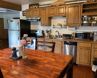 mini-island view retreat - Kodiak - Kitchen
