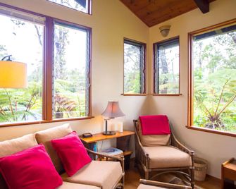 Intimate and Secluded Rainforest Retreat near Volcanoes National Park, Hawaii - Volcano - Living room