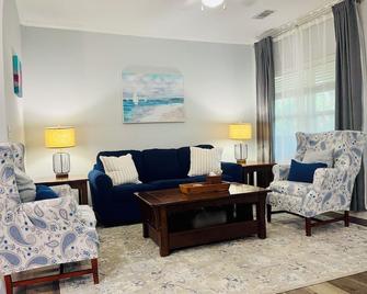 2nd Floor Walk-up. Close to wedding venues, restaurants and more! - Moncks Corner - Living room