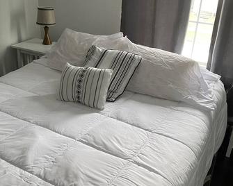 Mint Vintage 2 bed apt Walk to the locks Sault USA - Sault Ste. Marie - Bedroom