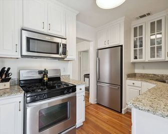 Beautiful Old Metairie Condo! - Metairie - Kitchen