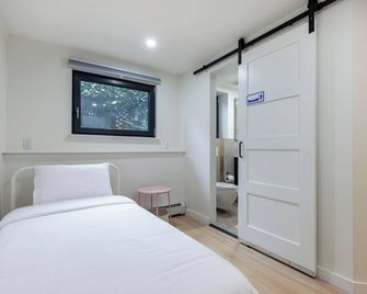Classic King Size Guest Suite - Burnaby