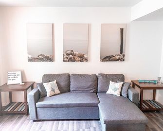 Walk-In Lake House Condo- Walk To The Marina, Sleeps 4! - Branson - Living room