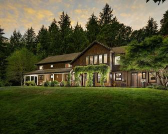 Private Estate Surrounded by Private Meadows, Forests, Trails, w/ Fire-Pit and Stocked Fishing Lake - Carlton - Building