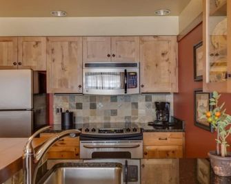 Two Bedroom Luxury Suite | Bronze Buffalo Ranch - Victor - Kitchen