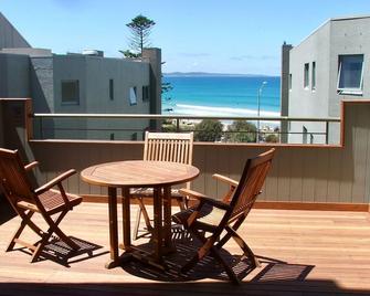 Bright, spacious, modern and cosy 2 bedroom apartment with amazing ocean views. - Lorne - Balcony