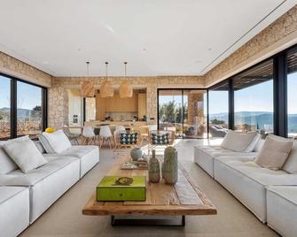 Newly constructed Luxurious Family Villa with Infinity Sunset & Tennis court! - Porto Cheli - Sala de estar