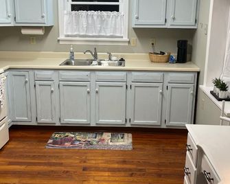 Quaint rural downtown community close to springs, 3 rivers, biking & equestrian - Live Oak - Kitchen