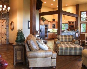 Amazing Cabin on Priest Lake Golf Course w/ Gorgeous Mtn Views, minutes to beach - Priest River - Living room