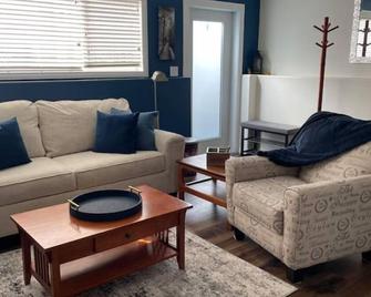 T-Lee’s Suite! Quiet & Cozy. Dog Friendly! Walking/Cycling path near by - Medicine Hat - Living room