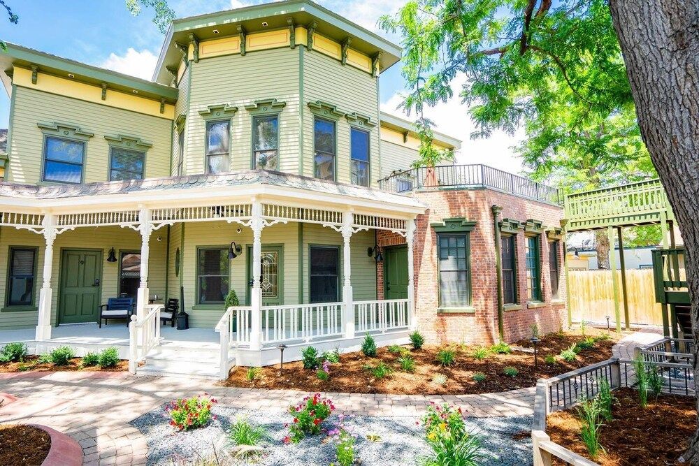 The Charming Cowboy - דנבר - בניין