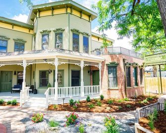 The Charming Cowboy - דנבר - בניין