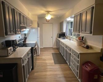 Sunset Shores Lake Your Perfect Lakefront Getaway on Stevenson Lake - Clare - Cocina