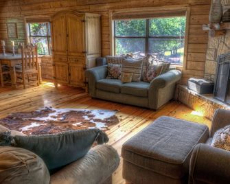 Luxury Log Cabin #2 On The Frio River - Leakey - Living room