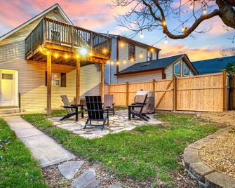 Chic Indianapolis Home w/ Patio 2 Mi to Downtown - Indianapolis - Innenhof