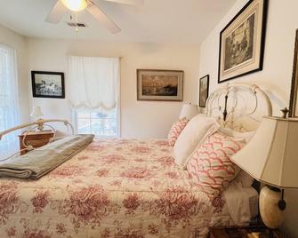 Enjoy the screened side porch, covered front porch, the quick walk to the Beach - Colonial Beach - Bedroom