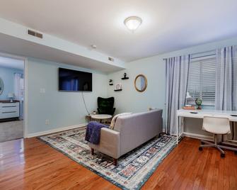 Centrally located lovely 1 BR home w/ free parking - St. Louis - Wohnzimmer
