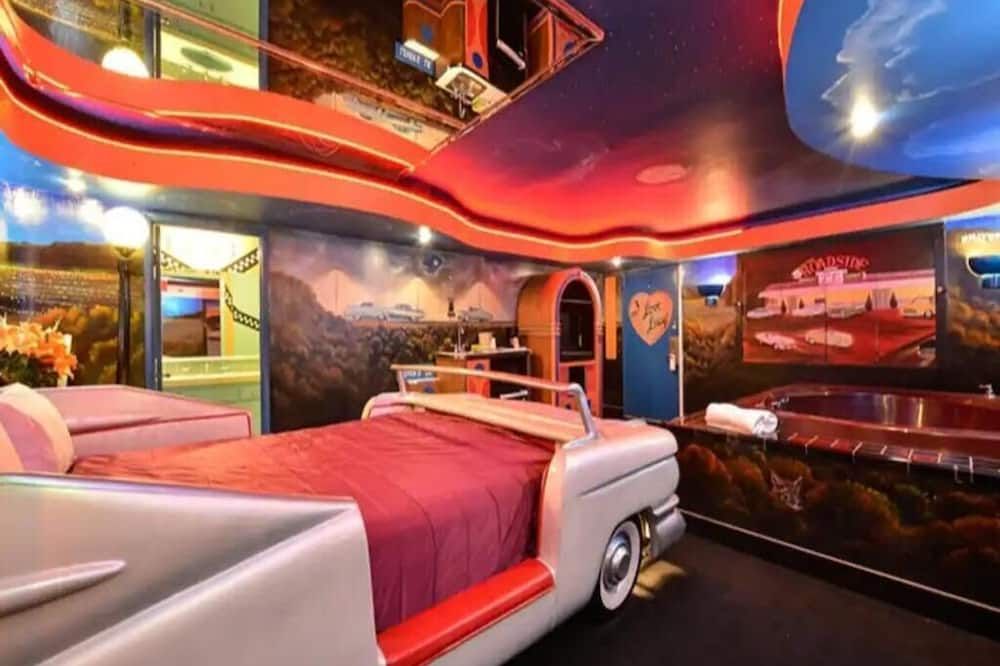 1 King Bed Theme 1 Jetted Tub Non-Smoking(Theme 1 - Jungle, Cave, or 50s Theme) - Yucca Valley - Chambre