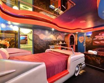 1 King Bed Theme 1 Jetted Tub Non-Smoking(Theme 1 - Jungle, Cave, or 50s Theme) - Yucca Valley - Chambre