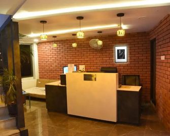 Hotel Rajpath Inn - Mahesāna - Front desk