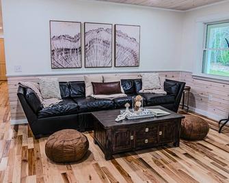 Newly Built Retreat in the Woods Near Acadia - Trenton - Sala de estar