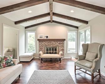 Plymouth House: Walk to Beach & Medicine Lake! - Plymouth - Living room