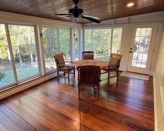 Peach Jam Luxury Gentleman's Retreat ~ 5 BR BA One of a kind find! - North Augusta - Eetruimte