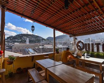 Friends Hotel & Rooftop - Quito - Balcone
