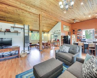 Rustic & Modern Home w/ Forest Views in Newport! - Newport - Living room