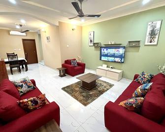 Hidden Gem In Oyibi New 2 Luxury Bedroom Apartment - Aburi - Living room