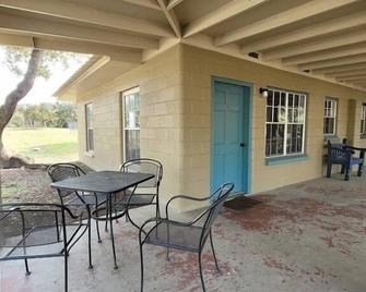 Riverbend on the Frio Motel 8 - Concan - Patio