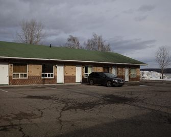 Motel Deblois - Sainte-Anne-de-Beaupré - Building