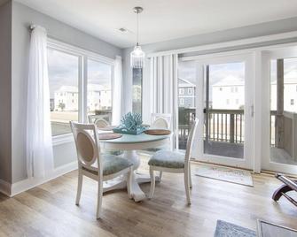 Waterfront home Queen's Grant - Kayaks, Pool, & Boat Dock - Topsail Beach - Dining room