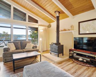 Fisherman Bay Beach House - Lopez Island - Living room