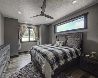 Dusty Diamond-New build, private hot tub, 4 miles to Sturgis & 5 miles to Deadwood! - Sturgis - Schlafzimmer
