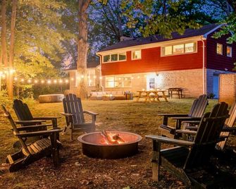 Heart of Indiana Dunes National Park with Hot Tub - Chesterton - Binnenhof