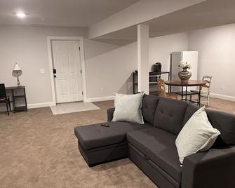 Spacious Private Basement - Severn - Pokój dzienny