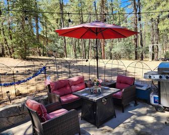 An Adorable House in the cool Pines And Only 5 Minutes From Courthouse Square - Prescott - Innenhof