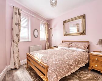 Beach Dreamland Restaurants nearby- sunny garden - Margate - Bedroom
