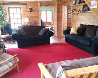 Featured On Mtv ! You Have To See It To Believe It ! Unlike Any Other ! - Haines Falls - Living room