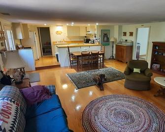 Cozy and secluded cottage located in the heart of horse country. - Delaplane - Living room