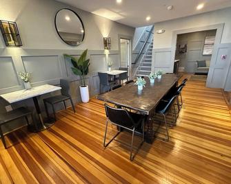 Bright 1 Bed/ 1 Bath/ Pet friendly in the heart of Newport - Newport - Restaurant