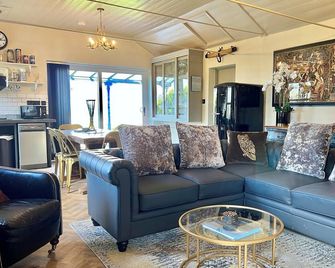 Stunning Boutique Holiday Cottage With Spectacular Sea Views 2-Beds/2-Bathrooms - Holt - Living room