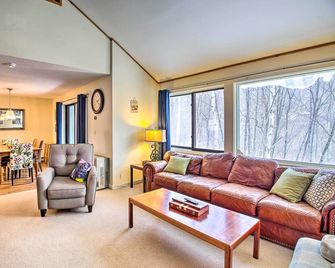 Loon Mountain Condo w/ Pool & Game Room Access! - Lincoln - Living room
