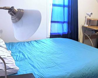 2 Bedrooms + Den, 3 Mins Walk From Downtown And The Lake - North Bay - Bedroom